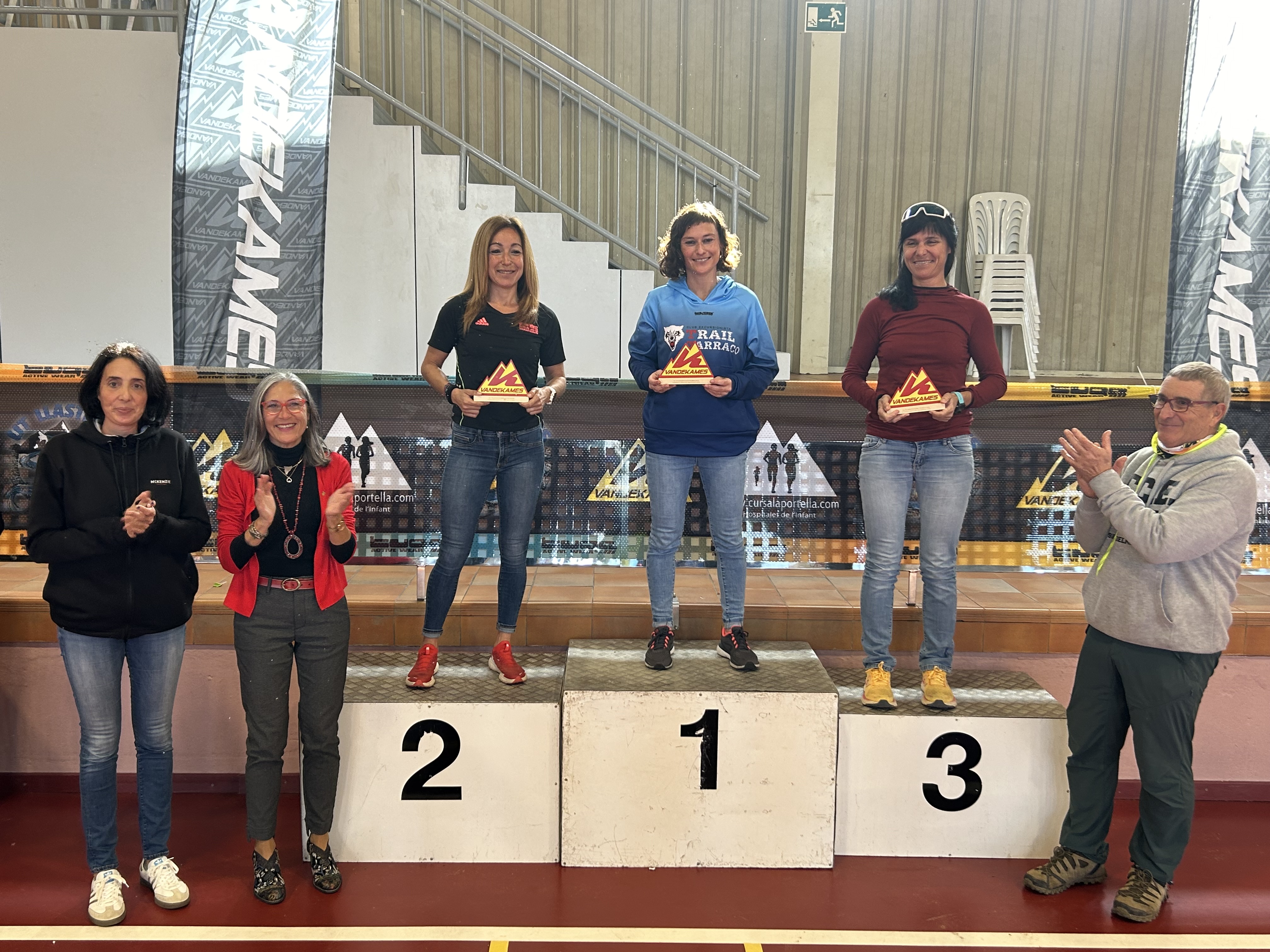Podio femenino de la carrera roja de la Vandekames 2024