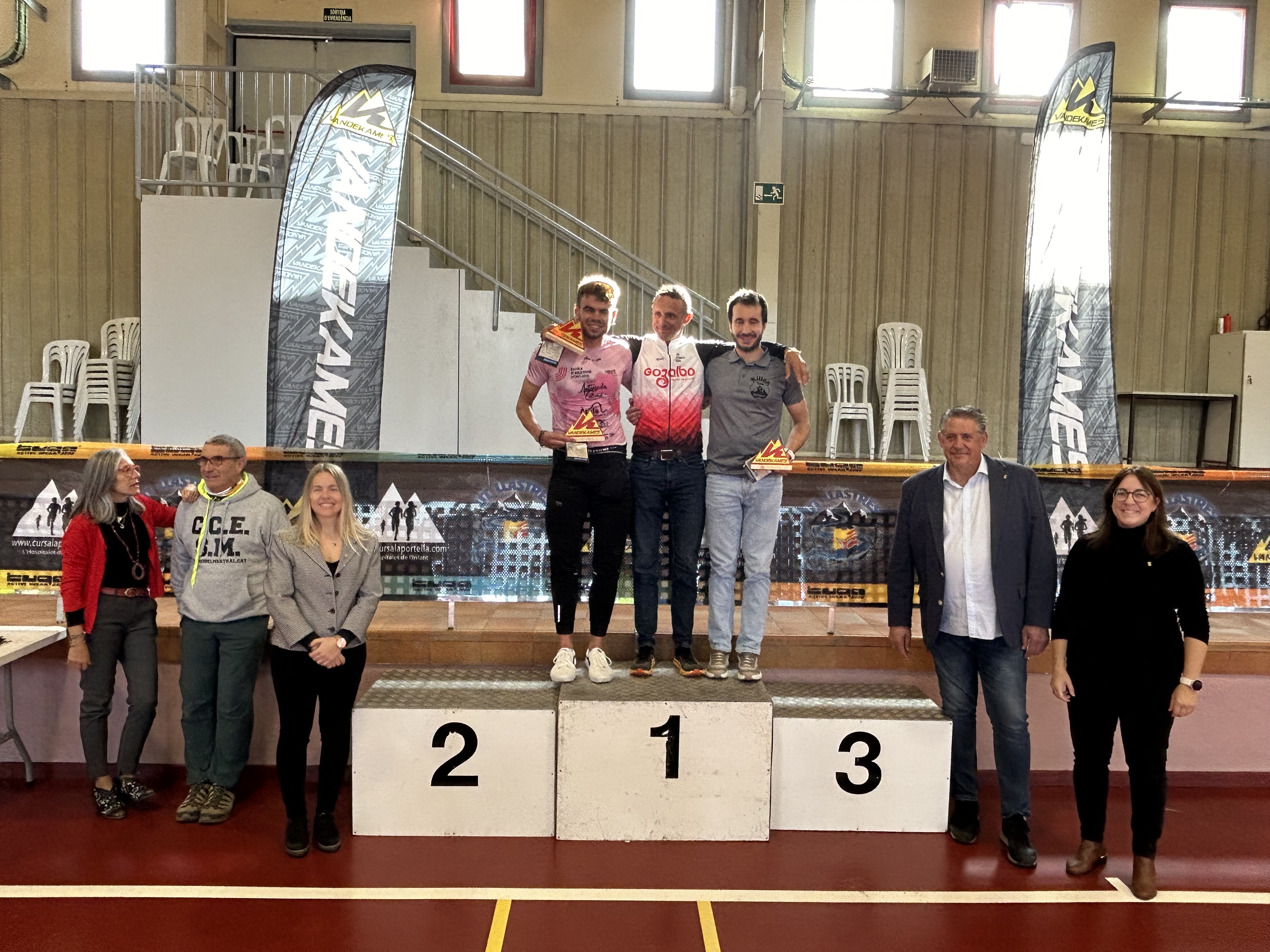 Podio masculino de la carrera roja de la Vandekames 2024