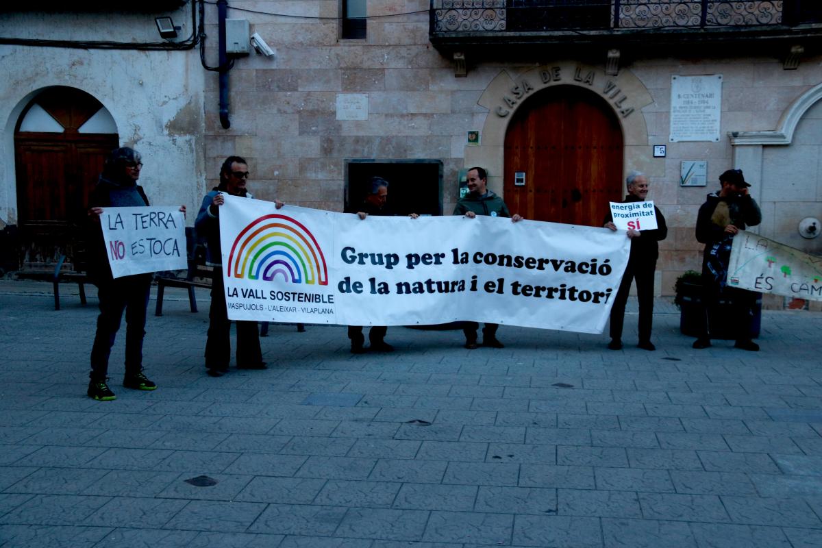 Una cincuentena de vecinos protestan contra la planta solar que se quiere instalar en el municipio de L'Albara 1