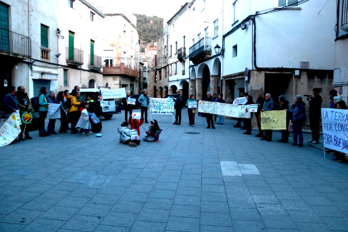 Una cincuentena de vecinos protestan contra la planta solar que se quiere instalar en el municipio de L'Albara 2