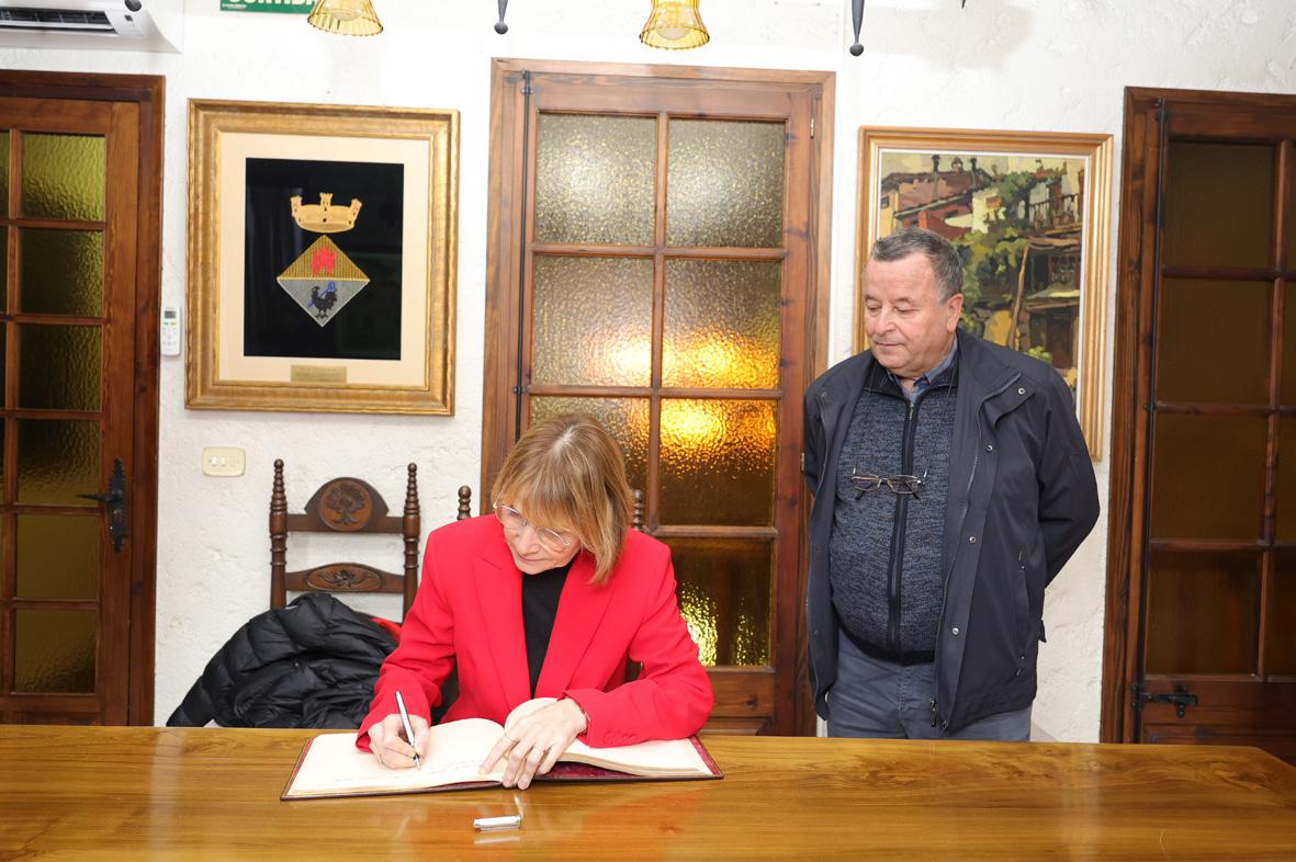 La presidenta Lluïsa Moret, durant la visita institucional a Borredà