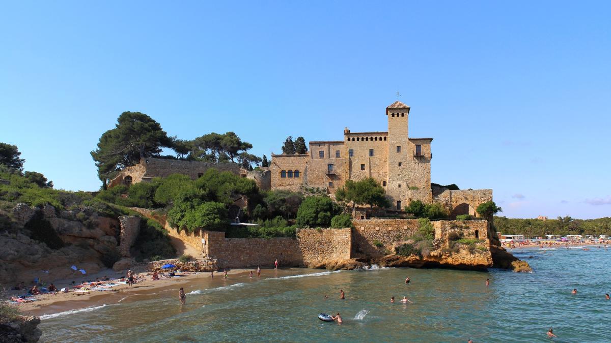Playa y Castillo de Tamarit