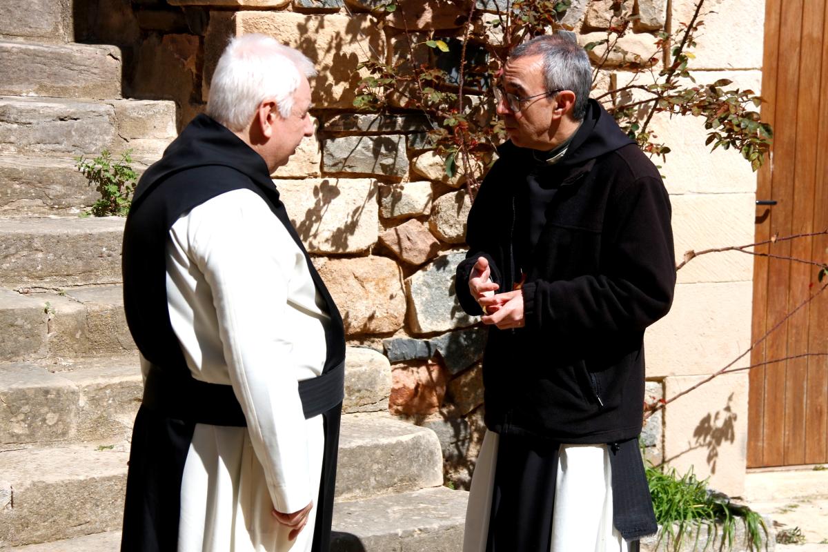El abad de Poblet, Rafel Barruè, conversa con un monje de la comunidad