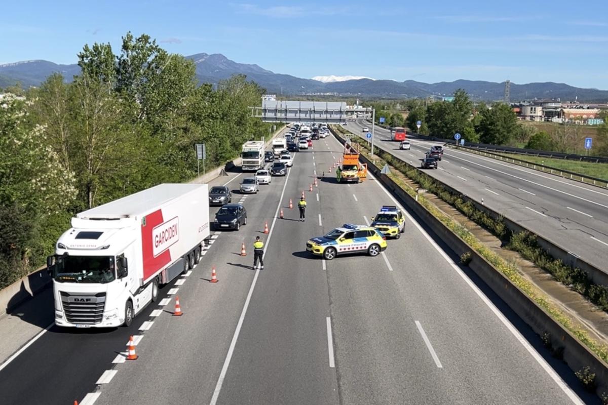 Las colas para salir de la AP-7 en Girona, debido al corte de la autopista por el accidente múltiple