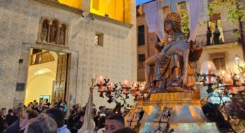 Els veïns de Tarragona omplen els carrers per la Processó del Sant Enterrament