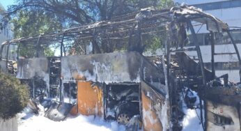 Un bus acaba calcinat en un incendi a Palamós