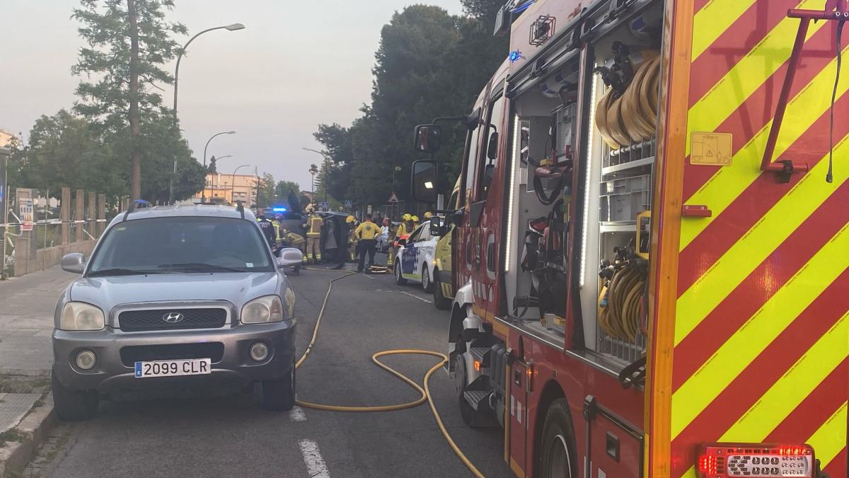 Vuelca un coche en la calle Astorga de Reus | FOTO: Ivan Compte