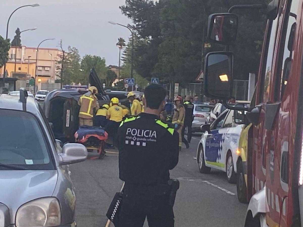 Vuelca un coche en la calle Astorga de Reus | FOTO: Ivan Compte