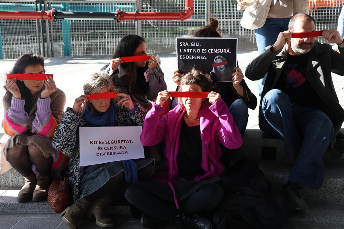 Manifestants davant l'Espai Caldes | FOTO: M.R. (ANA)