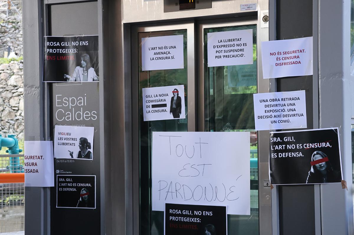 Pancartes enganxades a l'exterior de l'Espai Caldes