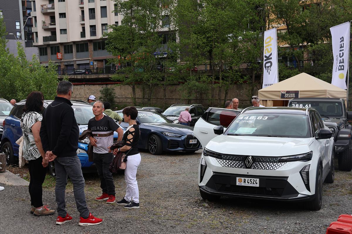 Visitants a la Fira del vehicle d'ocasió al Terreny de la Borda Huguet de Sant Julià de Lòria | FOTO: M.R. (ANA)