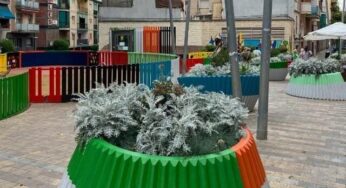 Badalona realitza una plantada de jardineres a la plaça d’Antonio Machado