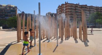 Barcelona duplica los espacios con juegos de agua para niños este verano