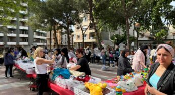 Cambrils omple la plaça Carles Roig amb la 2a edició del Mercadet Solidari