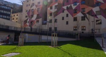 Mural de grans dimensions de Pilarín Bayés a la plaça de l’Església d’Escaldes-Engordany