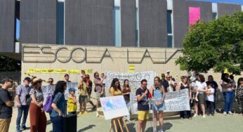 Una desena de famílies de Reus fan nit a les portes de l’escola Vitxeta per demanar més places públiques