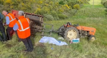 Mor un home en bolcar el seu tractor