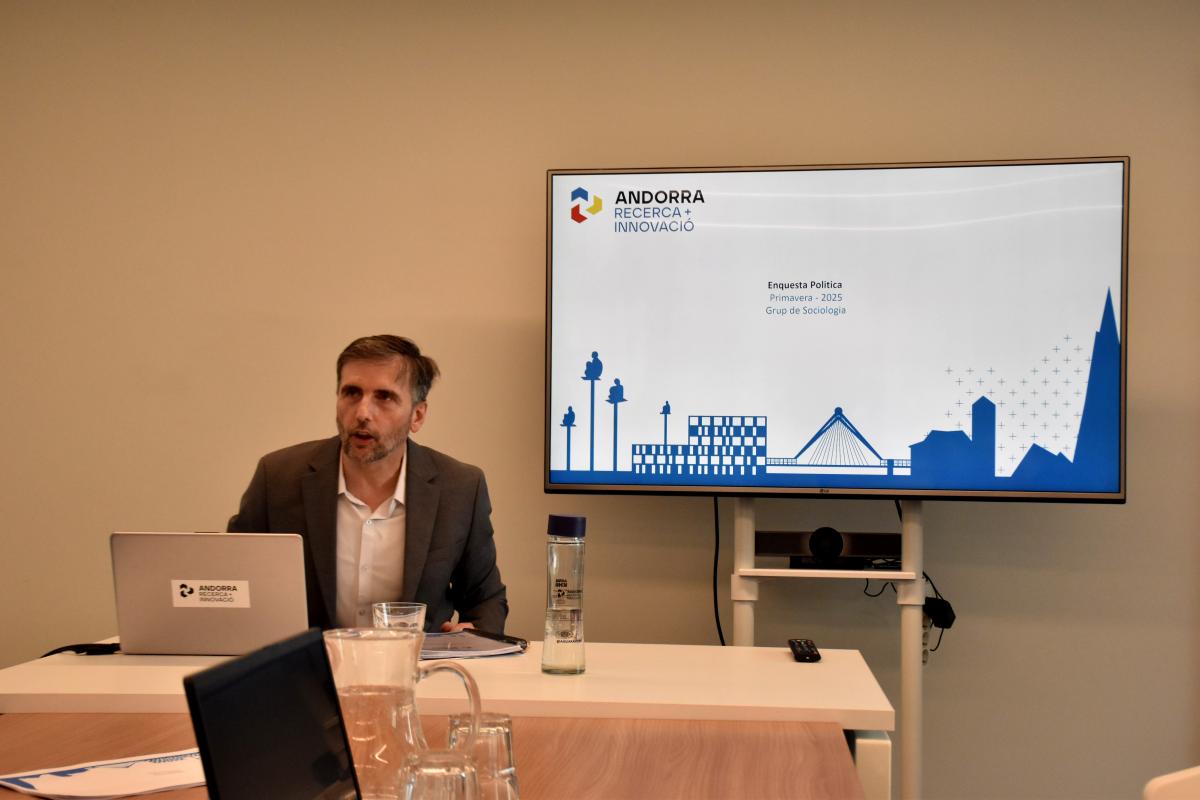 El coordinador de l’àrea de Sociologia d’AR+I, Joan Micó, presentant l'enquesta