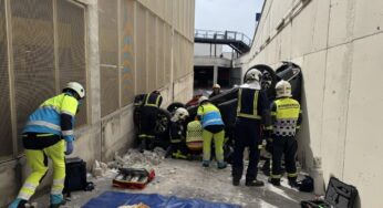 Es precipita amb el cotxe vuit metres dins d’un pàrquing d’un centre comercial