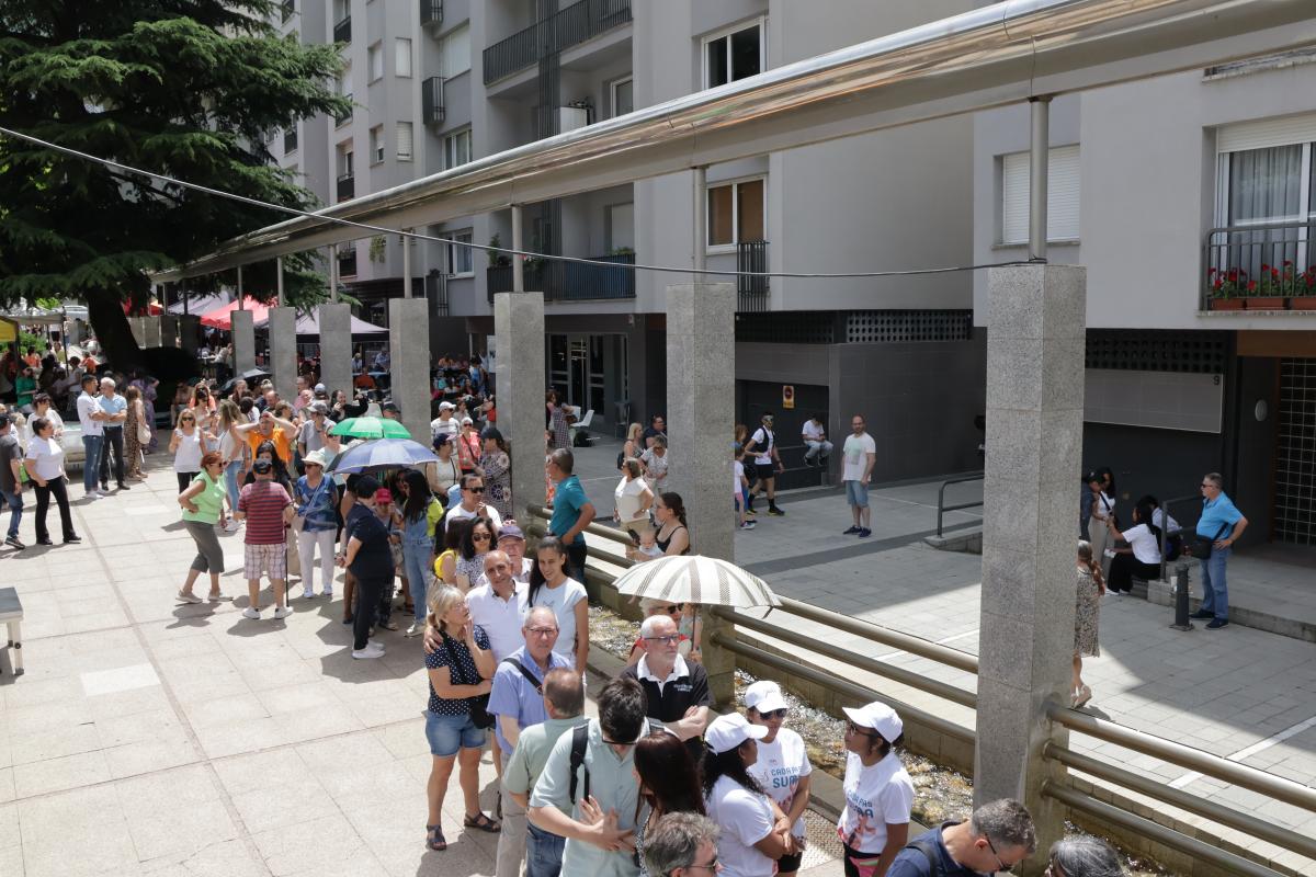 La cua de persones que esperaven una ració d'arròs
