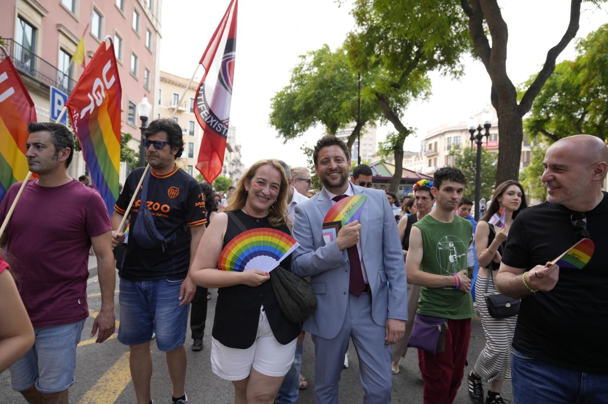 El alcalde de Tarragona, Rubén Viñuales, en la marcha El orgullo es nuestro del Festival Pride