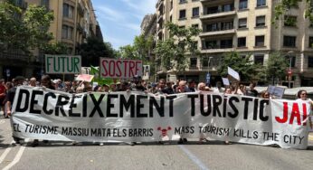 Barcelona surt al carrer contra el turisme: “Tourists go home”