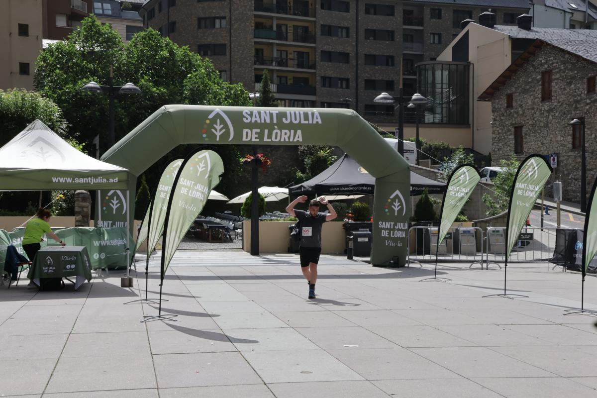 Un participante en el Tomb Lauredià, a la llegada a plaza de la Hermandad