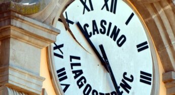 Retiren l’històric rellotge del Casino Llagosterenc per risc de despreniment