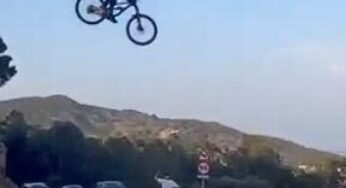 VÍDEO | Un ciclista kamikaze es fa viral per saltar sobre una carretera de Badalona