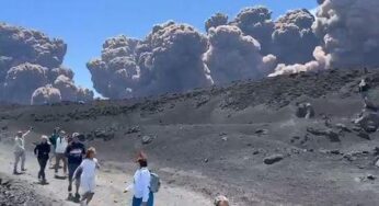 VÍDEO | La sorprenent erupció del volcà Etna obliga a desallotjar a la carrera als turistes