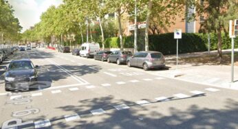 Detingut per estrebar mòbils circulant amb una moto robada per la vorera a Barcelona