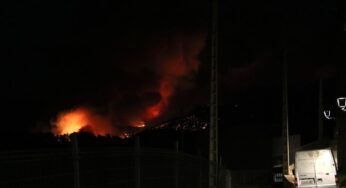 L’incendi de Paüls avança i l’operatiu es prepara per si el foc salta l’Ebre
