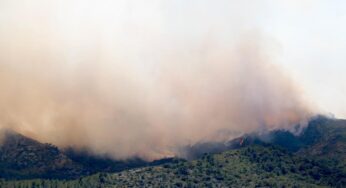 Els Bombers confien estabilitzar aviat la cua de l’incendi del Baix Ebre